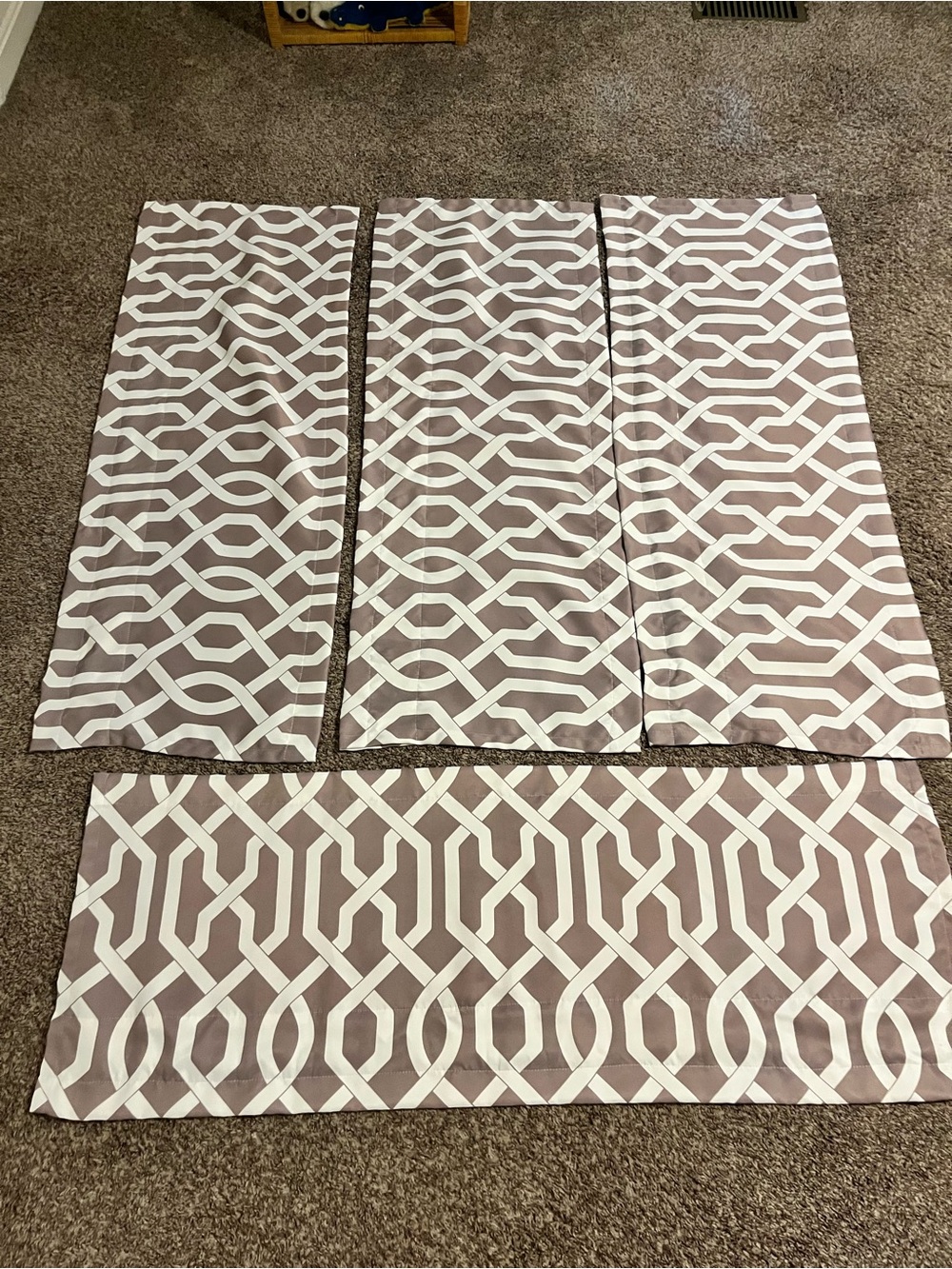 VALANCE -VGC SET of 4 geometric trellis pattern.